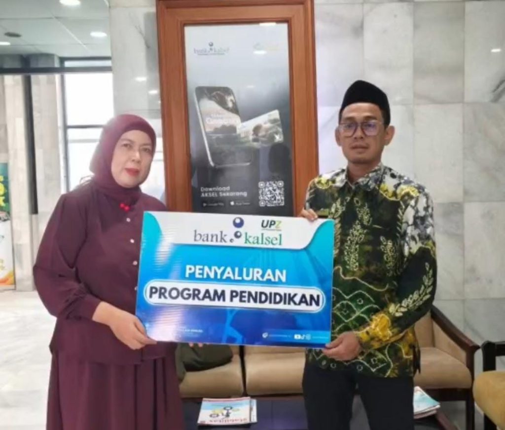 Bank Kalsel Bantu Renovasi TPA Al Fatihah Anjir Muara Batola Kepala UPZ Bank Kalsel,Doso Setiawan serahkan bantuan kepada Anisa.ist