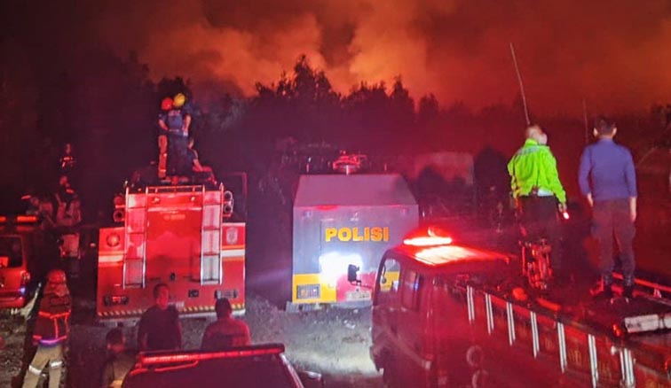 Banjarmasin Bentuk Satgas Siaga 24 jam Tangani Karhutla SATGAS siaga kebakaran hutan dan lahan (karhutla) Banjarmasin, Kalsel saat penanganan karhutla. (Foto:mb/ant/hms pemko bjm)