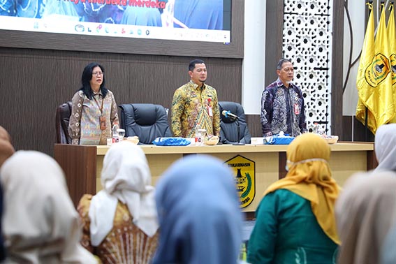 BPKPAD Tekankan Pemahaman Pengelolaan Barang Milik Daerah SEKDAKO Banjarmasin Ichrom Muftezar (tengah) dan Kepala BPKPAD Edy Wibowo (kanan) menjadi pembicara pada sosialisasi pengelolaan barang milik daerah di lingkungan pemko setempat.(foto:mb/ist)