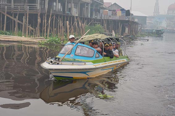 Alur Sungai Danau Panggang Alami Pendangkalan SISIR SUNGAI - Ketua DPRD Kalsel H Supian HK bersama jajaran dishub saat menyisir sungai untuk memantau kondisi alur sungai di Kabupaten Hulu Sungai Utara (HSU), Senin (19/10).(foto:mb/ist)