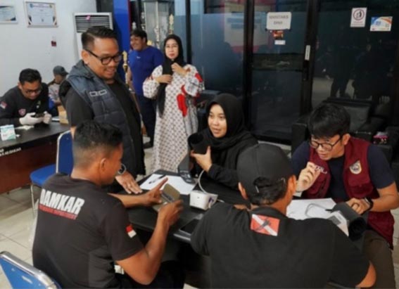 Dinkes Beri Layanan Kesehatan Bagi Relawan Karhutla PETUGAS kesehatan melakukan pemeriksaan kesehatan kepada petugas damkar yang menangani karhutla di Kabupaten Banjar.(foto:mb/ist)