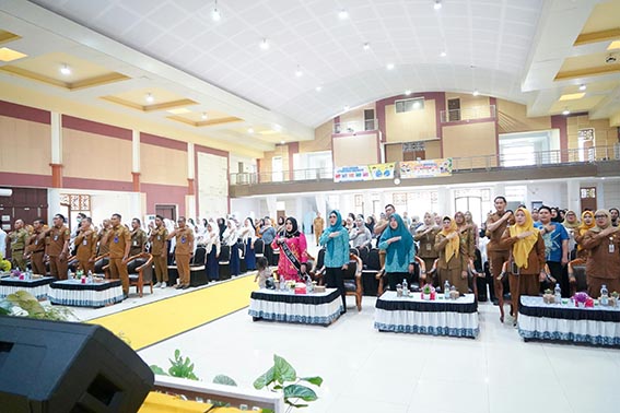Tapin Kampanyekan Masyarakat Hidup Sehat BUNDA PAUD Kabupaten Tapin Hj Faridah Yamani saat menghadiri kampanye dan pergerakan masyarakat hidup sehat melalui gerakan cegah stunting di Pendopo Galuh Bastari, Senin (19/10).(foto;mb/ist)