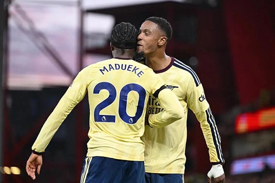 Gol Madueke Bawa Arsenal Menang 1-0 Atas Nottingham Mencetak Gol - Selebrasi Noni Madueke setelah mencetak gol untuk Arsenal lawan Nottingham dalam pertandingan Liga Inggris 2026/27 di Ground Park pada Minggu (18/10).( Foto: mb/Arsenal.com)