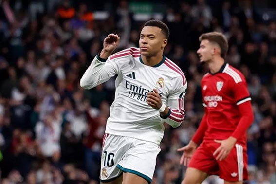Real Madrid Kalahkan Sevilla 4-1 Berselebrasi - Kylian Mbappe berselebrasi setelah mencetak gol untuk Real Madrid laman Sevilla dalam pertandingan Liga Spanyol 2026/27 di Stadion Santiago Bernabeu pada Senin (19/10).( Foto: mb/Realmadrid.com)