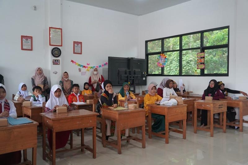 186 siswa unjuk kemampuan berbahasa Banjar di FTBI Balangan FESTIVAL-Sebanyak 186 siswa SD dan SMP ikuti Festival Tunas Bahasa Ibu (FTBI) Bahasa Banjar di SDN Paringin 1.{{ist}}