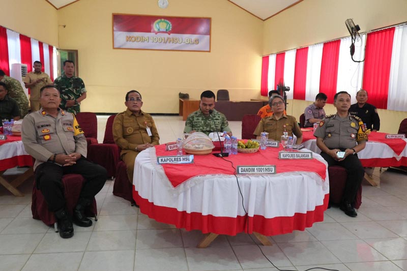 Bupati HSU Ikuti Zoom Meeting Proyek Strategis Nasional dan Penanganan Karhutla ZOOM - Bupati HSU H Sahrujani menghadiri zoom di Kodim 1001 HSU BlG.{{yusuf}}