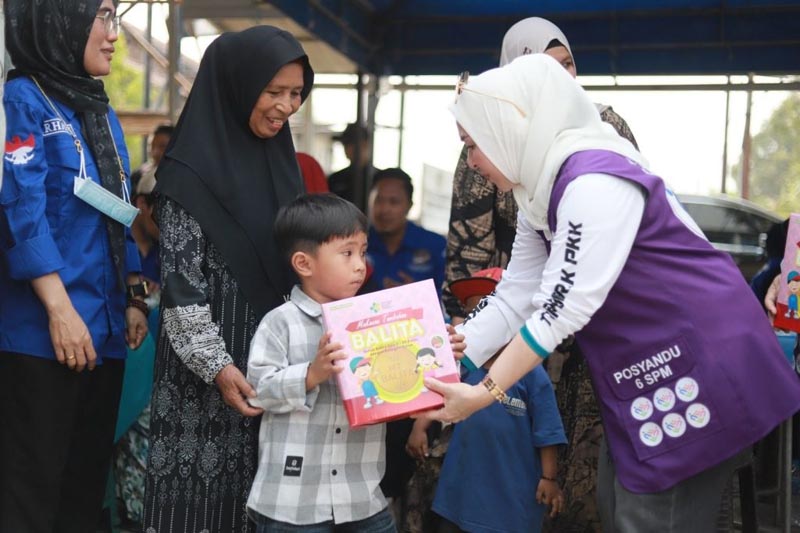 Hj Fathul Janah Serahkan Bantuan ke Warga Terdampak Karutla Ketua Tim Penggerak PKK Provinsi Kalimantan Selatan sekaligus Bunda PAUD Kalsel, Hj Fathul Jannah Muhidin bersama TP PKK Kabupaten Barito Kuala (Batola) dan TP KK Kota Banjarmasin saat menyalurkan bantuan kepada masyarakat terdampak kebakaran dan kabut asap di Kabupaten Batola