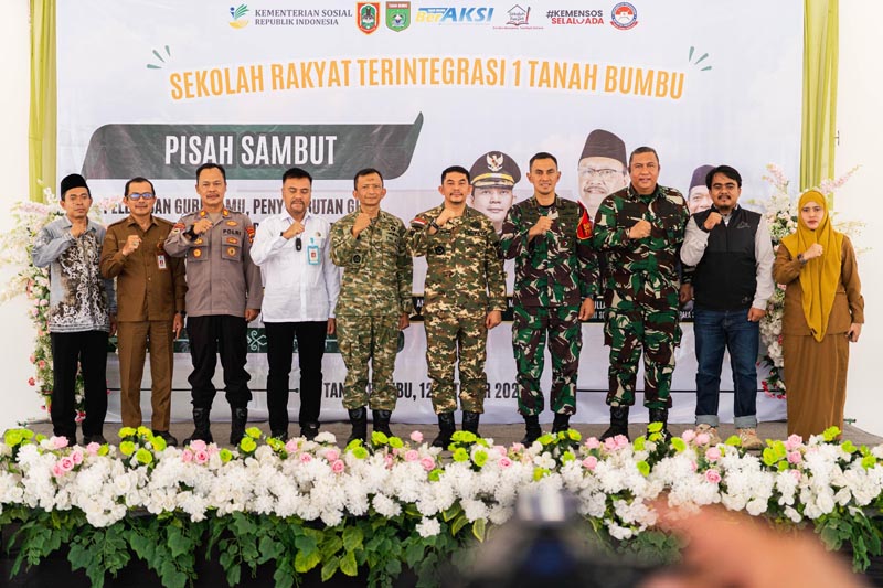 Bupati Andi Rudi Latif Sambut Kedatangan Tenaga Kependidikan PEMYAMBUTAN-Kegiatan Pisah Sambut Guru Tamu, Tenaga Kependidikan, serta Penyambutan Kadet Praktik Pengalaman Lapangan (PPL) dan Dosen Pendamping Universitas Pertahanan Republik Indonesia (UNHAN) di Sekolah Rakyat Terintegrasi 1 Tanah Bumbu Tahun 2026.{{ist}}