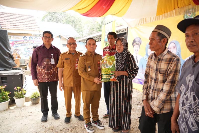 Bupati Serahkan Bantuan Sosial Tunai 9 Kelurahan Di Tapin BANTUAN SOSIAL-Bupati Tapin H Yamani bersama Kelas Dinas Sosial H Syafrudin dan Kacab Bank Kalsel Tapin Fitri Hernadi, saat menyerahkan secara simbolis bantuan sosial tunai untuk penanganan Inflasi di 9 kelurahan di Tapin dan sekaligus penyerahan bantuan sembako bagi 21 warga miskin desa Hatiwin.{{herman}}