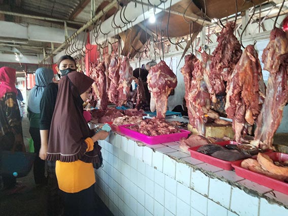 Harga Bawang Merah dan Daging Sapi Melonjak HARGA DAGING NAIK - Harga pangan nasional di pasar tradisional pada Senin diwarnai oleh gejolak harga, salah satunya harga daging sapi yang ikut melonjak.(foto:mb/ant)