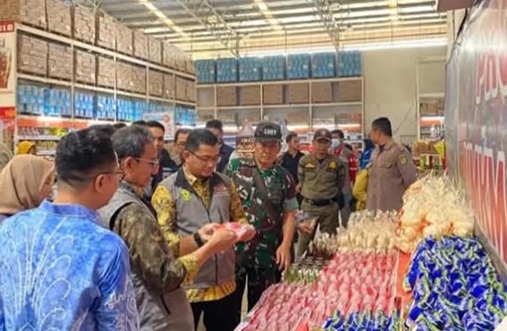 IKM Banjarmasin Digenjot Agar Tembus Ritel Modern SEKDA Kota Banjarmasin Ichrom Muftezar didampingi TPID Kota Banjarmasin dan Disperdagin memantau produk makanan dan stok sembako di retail modern.(foto:mb/ist)