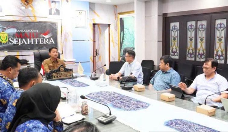 Pemko Buka Kolaborasi dengan Swasta Tata Kabel Optik WALIKOTA Banjarmasin HM Yamin HR didampingi jajarannya saat melakukan pertemuan dengan swasta, yakni PT Integrasi Jaringan Nusantara untuk membahas peluang kolaborasi penataan kabel fiber yang semrawut di sejumlah kawasan kota, di Balaikota, Senin (19/10).( Foto:mb/ant/hms pemko bjm)