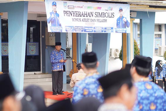 Pemko Banjarbaru Kembali Terima Penghargaan SEKDA Kota Banjarbaru Sirajoni menerima penghargaan dari Pemprov Kalsel yang diserahkan Sekdaprov M Syarifuddin, Senin (19/10).(foto;mb/ist)