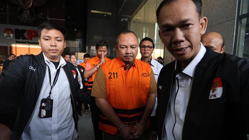 KPK Sita Uang hingga Mobil Terkait Kasus BNPB Tersangka kasus dugaan korupsi di lingkungan BNPB, tenaga ahli Kepala BNPB Richard Erlangga (tengah) dan Kasubdit Pengelolaan Bantuan dan Kedaruratan BNPB sekaligus pejabat pembuat komitmen Gabriel Purwaka Sigit berjalan mengenakan rompi tahanan seusai menjalani pemeriksaan di Gedung Merah Putih KPK, Jakarta, Rabu (14/10).