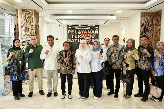 Dewan Dalami Regulasi Perlindungan Pekerja FOTO BERSAMA - Ketua Komisi IV DPRD Kalsel Jihan Hanifha berfoto bersama usai berkunjung ke Ditjen PHI Jamsos TK Kemnaker RI dalam rangka berkonsultasi dan mendalami regulasi perlindungan pekerja.(foto:mb/ist)