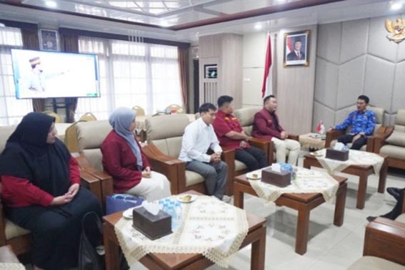 Bupati Saidi Dukung Muktamar IMM BUPATI Banjar H Saidi Mansyur menerima kunjungan DPD IMM di Mahligai Sultan Adam Martapura.(foto:mb/ist)