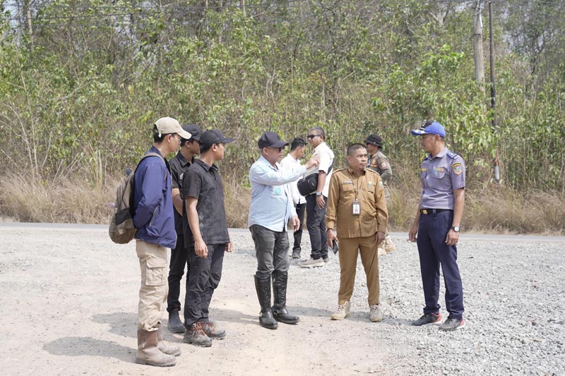 Bupati Tinjau Lokasi Sekolah Rakyat dan Rumah Sakit di Tanjung Lalak SEKOLAH RAKYAT-Bupati Kotabaru H. Muh. Rusli meninjau lokasi rencana pembangunan Sekolah Rakyat dan Rumah Sakit di Tanjung Lalak, Kecamatan Pulau Laut Kepulauan. {{ebet}}