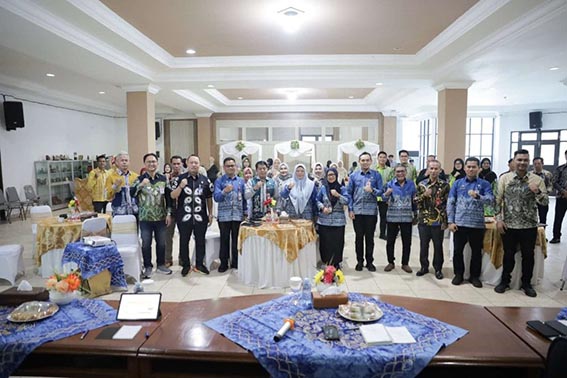 Setwan Tegaskan Penguatan Sinergi yang Akuntabel KABAG Persidangan dan Perundang-undangan Muhammad Andri Yuzhar berfoto bersama usai menghadiri Rakorda ASDEKSI se-Kalsel di Aula Lingganan DPRD Kota Banjarbaru, Kamis (22/10) pagi. (Foto:mb/mb/edoy)