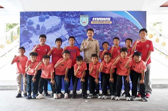 Bupati Saidi Terima Kontingen Sepakbola Nusantara BUPATI Banjar H Saidi Mansyur bersama Tim Sepakbola Nusantara asal Kabupaten Banjar berfoto bersama sebelum mengikuti Turnamen Grass Roots Indonesian National Series 2026 di Pakansari Bogor.(foto:mb/ist)