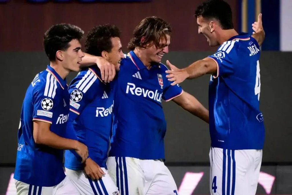 UEFA - Gelandang serang Como 1907 Nico Paz (kedua dari kanan) cnya ke gawang Manchester United pada pertandingan Liga Champions 2026/2027 di Stadion Giuseppe Sinigaglia, Como, Rabu (21/10). Como memenangkan laga itu dengan skor 4-1.( Foto: mb/UEFA)