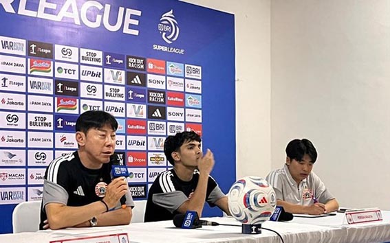Reaksi STY Soal Sanksi Persija: Evaluasi Diri Shin Tae Yong (paling kiri) mengingatkan fans Persija mengevaluasi diri.( Foto: mb/CNNI)