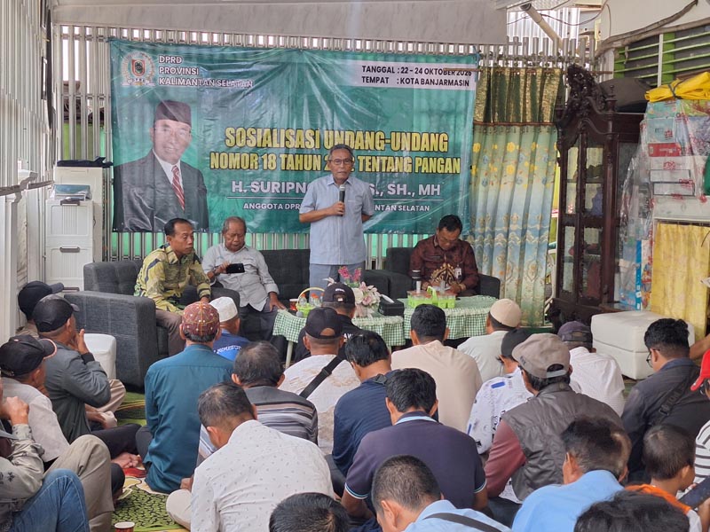 Persoalan Pangan Perlu Mendapat Perhatian Serius Ketua Fraksi PKB DPRD Provinsi Kalsel,H Suripno Sumas dan Tenaga Ahli Gubernur, Sugiarto Sumas saat sosialisasi Undang-Undang Nomor 18 Tahun 2012 tentang Pangan kepada masyarakat di Kecamatan Banjarmasin Timur.rds