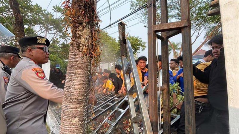 4 Pagar DPRD Jebol, BEM Sampaikan 9 Tuntutan PETUGAS berupa mengadang aksi demonstrasi mahasiswa yang berhasil menjebol pagar Gedung DPRD Kalsel, Kamis (22/10).