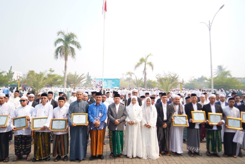 Ribuan Santri Ikuti Peringatan Hari Santri 2026 Kepala Kanwil Kemenag Provinsi Kalimantan Selatan, Dr HM Tambrin bersama anggota Komisi IX DPR RI, Hj Mariana berfoto bersama disela penyerahan bingkisan dan penghargaan kepada pimpinan Ponpes disela peringatan Hari Santri 2026.( Foto:mb/ani)