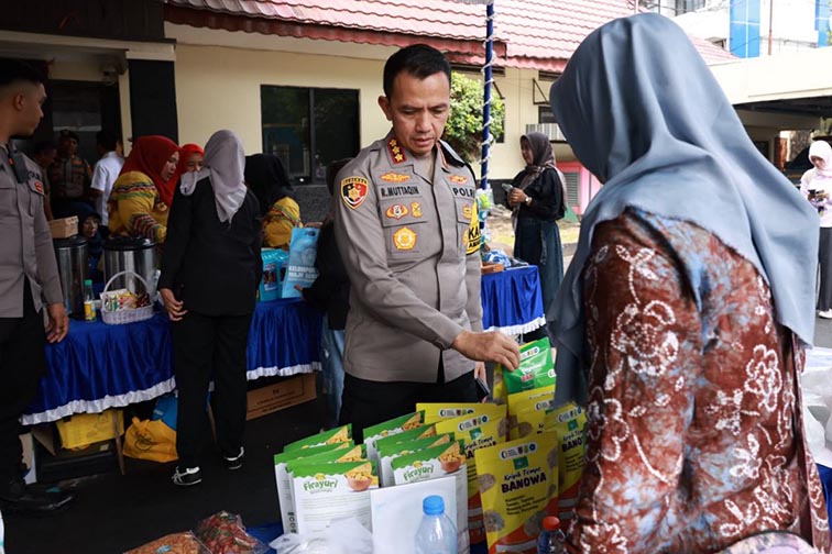 Polresta Fasilitasi Gerakan Pangan Murah KAPOLRESTA Banjarmasin Kombes Pol Riza Muttaqin saat meninjau salah satu stan UMKM di kegiatan Gerakan Pangan Murah bertempat di Mapolresta Banjarmasin, Rabu (21/10).(foto:mb/ant)