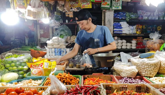 Pangan Kian Mahal Gegara El Nino dan La Nina HARGA PANGAN - Kenaikan harga pangan yang terus bnerlangsung ini akibat fenomena El Nino dan La Nina yang diperkirakan terjadi dalam beberapa waktu ke depan.(foto:mb/ant)