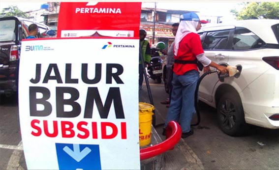 Harga BBM Subsidi Dipertahankan Hingga Akhir Tahun HARGA BBM SUBSIDI - Pemerintah menjanjikan akan mempertahankan harga BBM bersubsidi yag saat ini berlaku hingga pada akhir tahun 2026 mendatang. Untuk harga pertalite saat ini seharga Rp10 ribu per liter. Begitu juga dengan harga solar subsidi, biodiesel akan tetap hingga akhir tahun20226 ini.(foto:mb/ant)