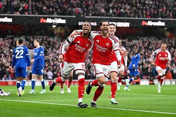 Arsenal Samai Poin Man City Setelah Tekuk Everton 2-0 Mencetak Gol - Selebrasi Ezri Konsa (kiri) setelah mencetak gol untuk Arsenal dalam pertandingan Liga Inggris 2026/27 lawan Everton di Emirates Stadium pada Sabtu (25/10).( Foto: mb/Arsenal.com)