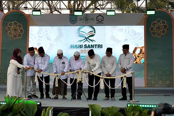 Pesantren Miliki Tiga Fungsi Utama WAKIL Bupati Banjar, Habib Idrus Al Habsyi (tengah) menggunting rangkaian bunga melati sebagai tanda dibukanya Peringatan Hari Santri Nasional Tingkat Provinsi Kalimantan Selatan Tahun 2026.(foto:mb/ist)