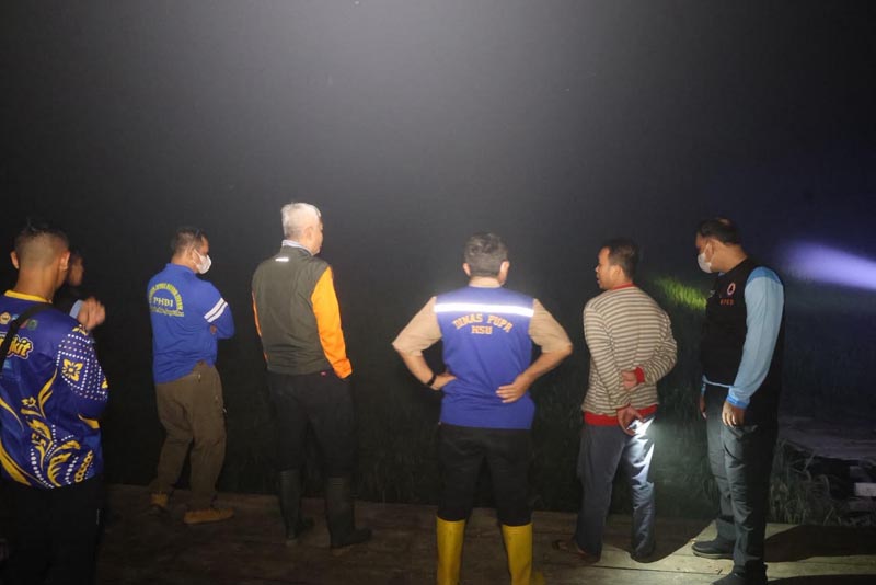 Wabup Iwan Alabio Sisir Hotspot Karhutla KARHUTLA-Wakil Bupati HSU Hero Setiawan bersama kepala SKPD terkait memantau Hotspot Karhutla pada malam hari.{{yusuf}}