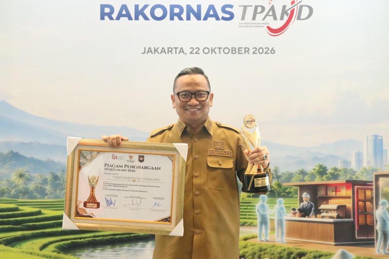Kredit Tabalong Smart Bawa Tabalong Raih TPAKD Award 2026 Bupati Tabalong, H Muhammad Noor Rifani Saat Meraih Penghargaan TPAKD Award 2026.ist