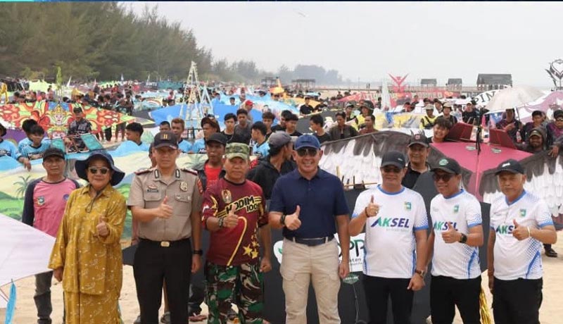 Bupati Tekankan Penilaian Profesional dan Galang Dana Untuk Karhutla Bupati Tanah Laut (Tala), H Rahmat Trianto dalam kegiatan peresmian festival layang-layang.