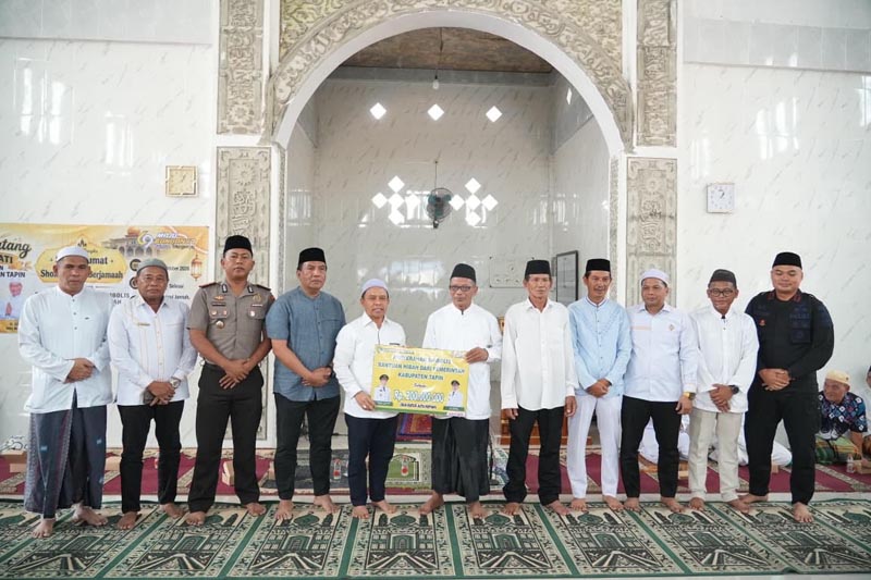 Safari Jumat Bupati Tapin Di Masjid Thoriqul Jannah Desa Ayunan Papan DANA HIBAH-Foto bersama Bupati Tapin H Yamani saat menyerahkan bantuan hibah untuk Masjid Thoriqul Jannah desa Ayunan Papan.{{herman}}