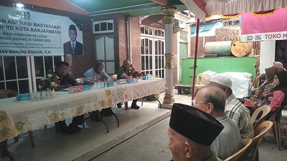 Warga Rantauan Darat Minta Didirikan BLK untuk Pelatihan Kerja SUASANA reses anggota DPRD Kota Banjarmasin Rahman Nanang Riduan di Rantauan Darat RT 20, Kelurahan Pekauman. Warga di antaranya menyampaikan aspirasi meminta adanya pelatihan kerja di balai latihan kerja di tengah sulitnya mendapatkan lapangan pekerjaan.(foto:mb/ist)