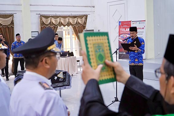 Bupati Banjar Melantik 28 Orang Pejabat BUPATI Banjar H Saidi Mansyur mengambil sumpah dan janji pejabat pimpinan tinggi pratama, administrator, dan pengawas di lingkungan Pemkab Banjar.(foto:mb/ist)