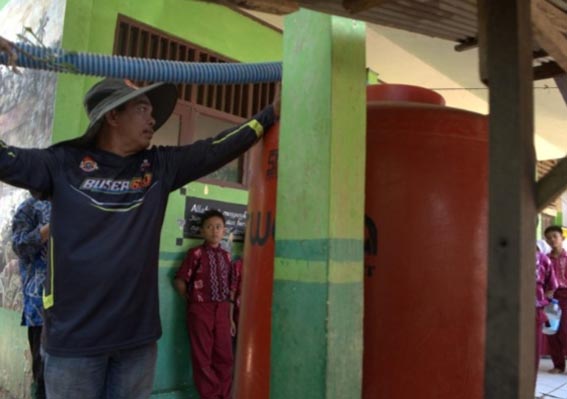 Pemkab Banjar Distribusikan Air Bersih untuk Sekolah RELAWAN mengisikan air bersih ke tandon salah satu sekolah dasar untuk memenuhi kebutuhan air bersih di lingkungan sekolah.(foto:mb/ist)