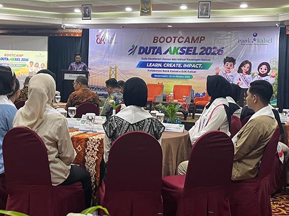 OJK dan Bank Kalsel Cetak Agen Literasi Keuangan BOOTCAMP DUTA AKSEL - Kepala Perwakilan OJK Kalimantan Selatan yang diwakili Andi Rahman, Direktur Utama Bank Kalsel yang diwakili Direktur Iwan dan lainnya usai menggelar Bootcamp Duta Aksel 2026.(foto:mb/ist)