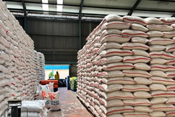 Ketersediaan BBM Sejumlah Wilayah Menipis STOK AMAN - Stok beras nasional diklaim telah mencapai 4,56 juta ton pada Oktober 2026. Dengan memperhitungkan potensi produksi dan stok di luar gudang, pemerintah mengklaim ketersediaan beras nasional dapat mencukupi kebutuhan hingga Juli 2027. Stok ini merupakan yang tertinggi sepanjang sejarah. Ia membandingkan capaian tersebut dengan stok beras pada periode sebelumnya.(foto:mb/ant)