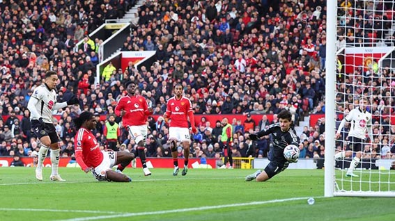 MU Disikat Bournemouth 0-3 di Old Trafford Dibobol - Momen gawang MU dibobol Marcus Tavernier .(foto:mb/web)