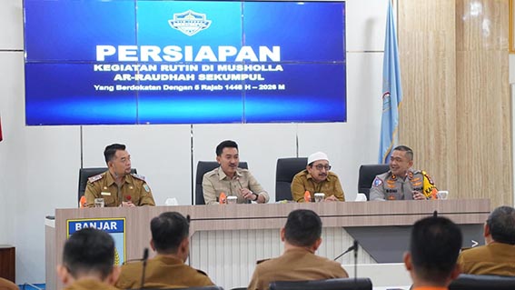 Pemkab Banjar Gelar Rakor Persiapan Kegiatan Rutin 5 Rajab BUPATI Banjar H Saidi Mansyur (kedua dari kiri) memimpin langsung Rakor Lintas Sektor Persiapan Kegiatan Rutin 5 Rajab di Musala Ar Raudhah Sekumpul Martapura.(foto:mb/ist)