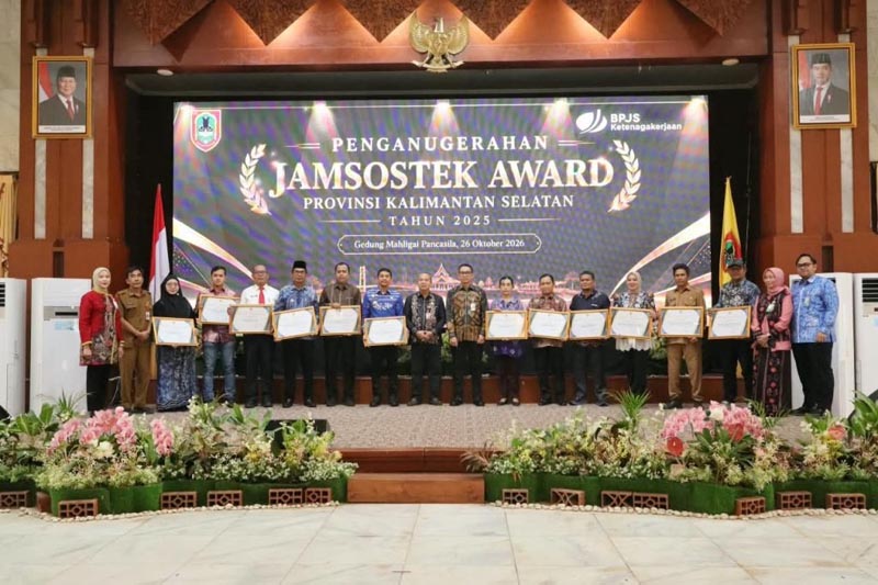 Pemprov Kalsel Dorong Perluasan Perlindungan Pekerja Rentan Sekdaprov Kalimantan Selatan, HM Syarifuddin berfoto bersama penerima anugerah Jamsosek Award periode tahun 2025