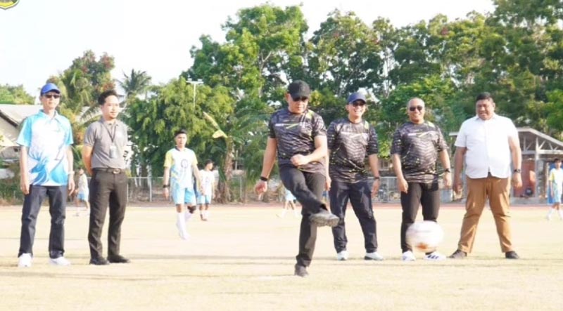 Bupati Siapkan Ajang Pembinaan Bibit Pesepak Bola Muda Bupati Tanah Laut (Tala) H Rahmat Trianto saat melakukan tendangan pertama pada pertandingan bola.