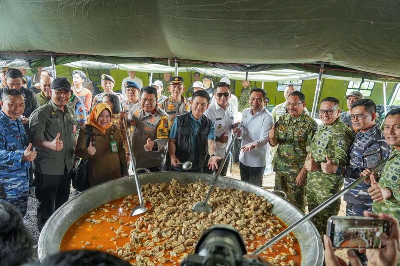 Supian HK Sebut Kuali Merah Putih Wujud Nyata Kuatnya Semangat Gotong Royong Ketua DPRD Provinsi Kalimantan Selatan, H. Supian HK, menghadiri kegiatan Kuali Merah Putih bersama konten kreator kuliner Bobon Santoso di Posko Guntung Damar, Banjarbaru.ist