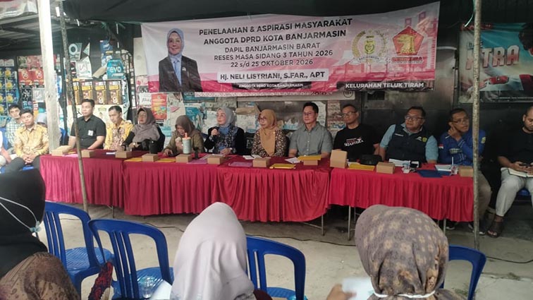 Reses DPRD Jaring Keluhan Krisis Air Bersih, Lapangan Pekerjaan, Hingga Bansos Ketua Komisi IV DPRD Kota Banjarmasin Hj Neli Listriani menyerap aspirasi warga Teluk Tiram darat Rt 16 Banjarmasin Barat. (foto:mb/ist)