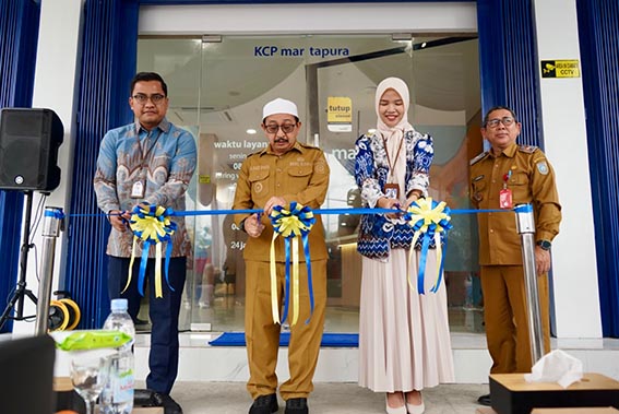 Wabup Hadiri Grand Opening Bank Mandiri WABUP Banjar Habib Idrus Al Habsyi menggunting pita sebagai tanda diresmikannya kantor baru Bank Mandiri KCP Martapura di Jalan A Yani Kelurahan Jawa Martapura.(foto:mb/ist)