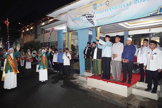 Ribuan Santri Ikuti Kirab Santri Nasional SEKDA Kabupaten Banjar H Yudi Andrea melepas peserta Kirab Santri Nasional dalam rangka memperingati Hari Santri Nasional tingkat Provinsi Kalimantan Selatan tahun 2026.(foto:mb/ist)